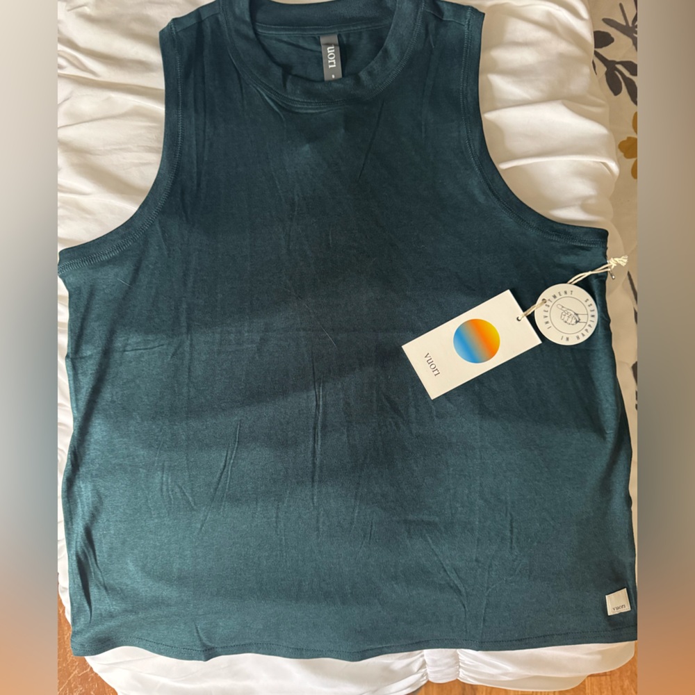 Vuori Energy Tank Top in Moss Heather - Picture 3 of 4